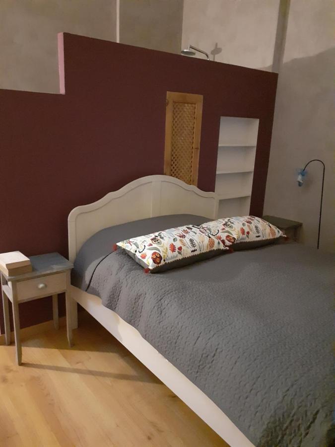 Les Volets Bleus Otel Charlieu Dış mekan fotoğraf